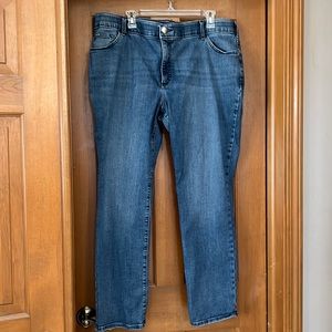 Lee straight leg jeans. Flex motion. Elastic waist
